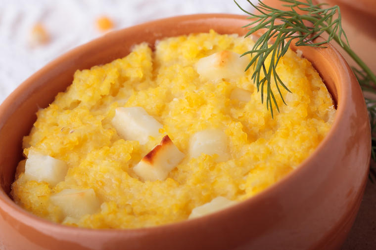 Palenta sa sirom: Najkremastiji i najzdraviji doručak koji će vas napuniti energijom! (RECEPT)