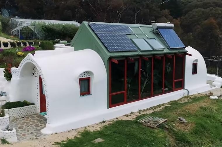 Bračni par izgradio kućicu od blata: Ceo svet im zavidi na ovom malom raju! (FOTO,VIDEO)