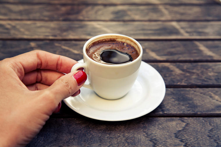 OPUŠTENA OSOBA ILI KONTROL-FRIK? Način na koji držite šolju kafe govori mnogo o vašoj ličnosti