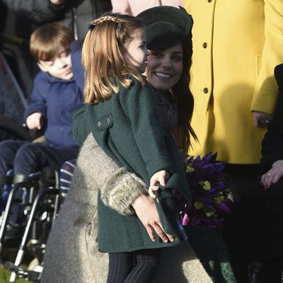 Kraljevska porodica na božićnoj misi: Mama Kejt i mala Šarlot prava atrakcija, kraljica oduševila stajlingom! (FOTO)