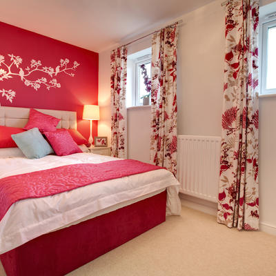 Obojite jedan zid spavaće sobe u boju crvenog karmina: Čudna feng šui pravila koja privlače ljubav!