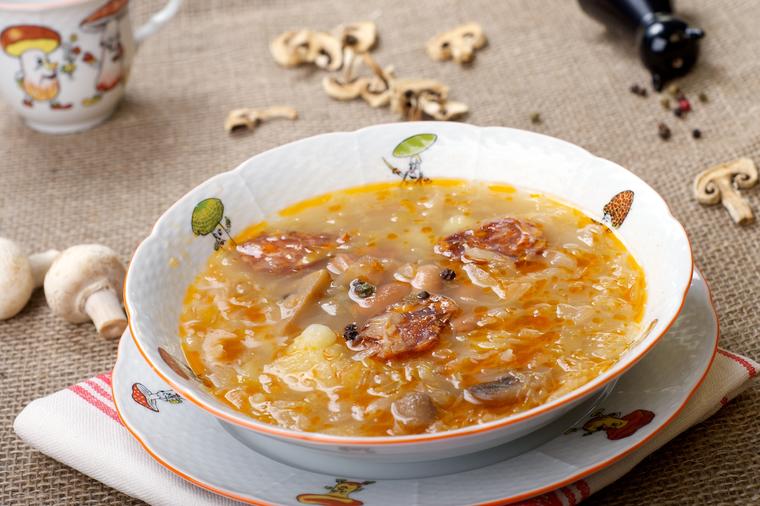 Supa od pasulja i kiselog kupusa:  Gotova za 15 minuta, a ugrejaće vas i zasititi! (RECEPT)