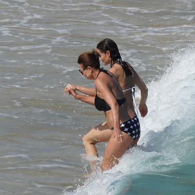 Majka Kejt i Pipe Midlton u kupaćem kostimu: U 64. godini opasna konkurencija ćerkama! (FOTO)