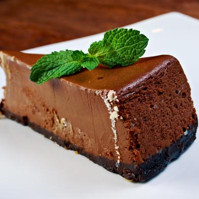 Jednostavan čokoladni kolač sa sirom: Nećete uključiti rernu, a uživaćete u rapsodiji ukusa! (RECEPT)