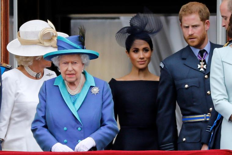 PRVI SUSRET NAKON VIŠE OD 2 GODINE: Izbegli par došao TAJNO u Englesku i to sa decom. Da li će ih kraljica primiti?