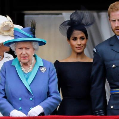 PRVI SUSRET NAKON VIŠE OD 2 GODINE: Izbegli par došao TAJNO u Englesku i to sa decom. Da li će ih kraljica primiti?