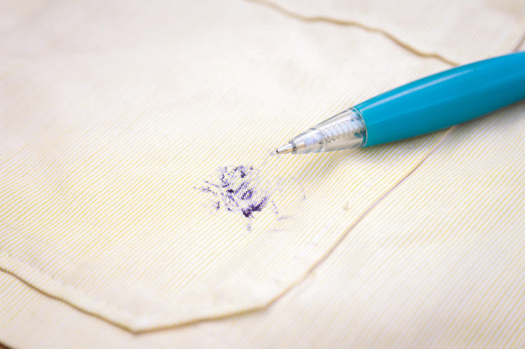 Fleke od krvi skida hidrogen, od hemijske olovke mleko: Top trikovi za čišćenje odeće bez pranja!