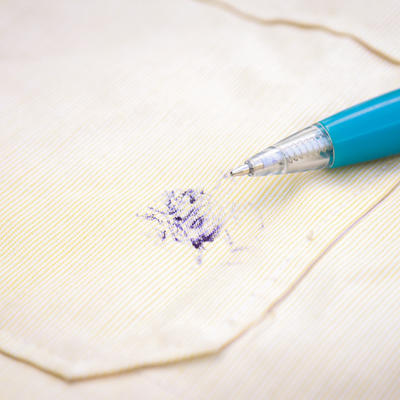 Fleke od krvi skida hidrogen, od hemijske olovke mleko: Top trikovi za čišćenje odeće bez pranja!