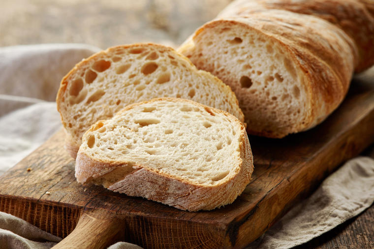 Samo ovako se pravilno zamrzava hleb: Genijalan trik koji čuva svežinu, a treba vam samo 10 minuta!