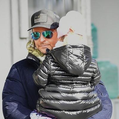 Zgodni tata za primer: Bredli Kuper u šetnji Njujorkom sa dvogodišnjom ćerkicom! (FOTO)