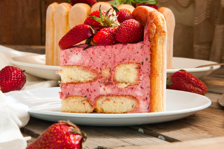 Torta sa piškotama i jagodama: Božastven ukus koji će vas fascinirati na prvi zalogaj! (RECEPT)