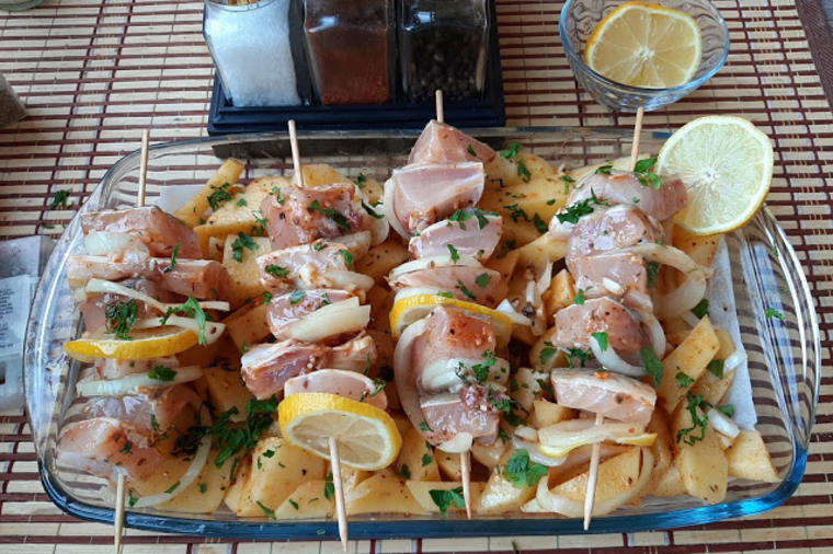 Marinirani riblji ražnjići na krompiru: Ovo je definicija savršenog ručka! (RECEPT)