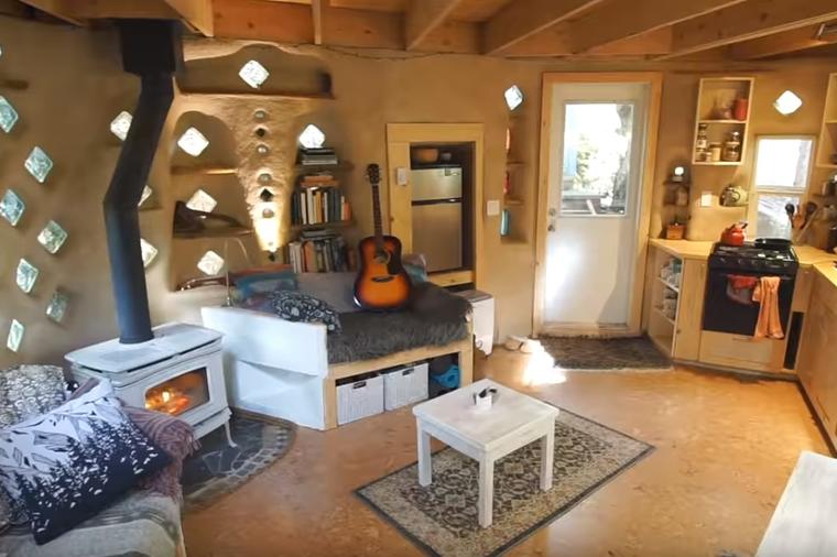 Mari napravila kuću od peska, gline i slame, površine 40 kvadrata: Mala je, ali ima sve što mi je potrebno!(FOTO, VIDEO)