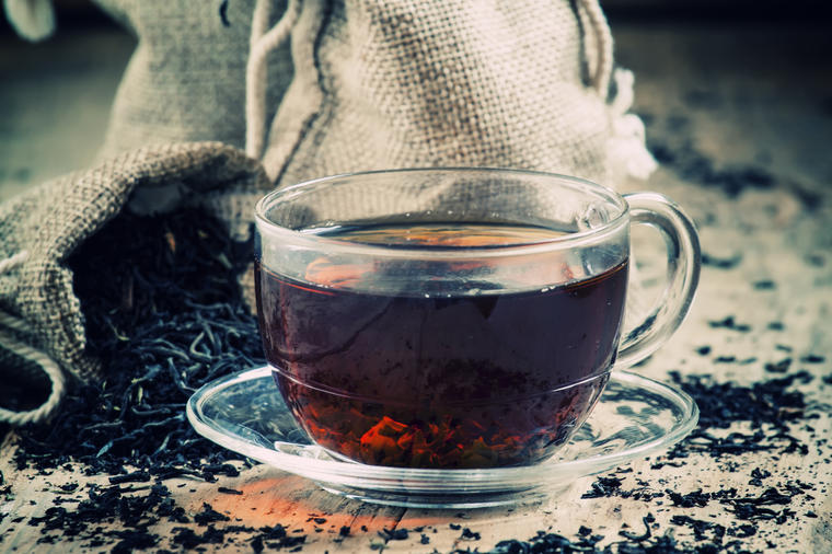 Šest fenomenalnih bjuti primena crnog čaja: Uklanja podočnjake, zateže kožu, kosi vraća sjaj!