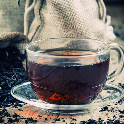 Šest fenomenalnih bjuti primena crnog čaja: Uklanja podočnjake, zateže kožu, kosi vraća sjaj!