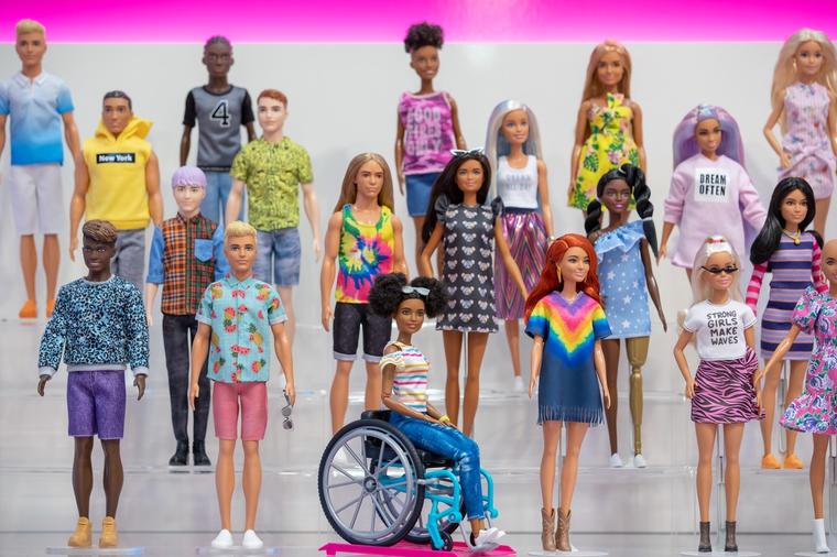 Barbi slavi različitost: Nove lutke sa vitiligom, bez kose i u invalidskim kolicima