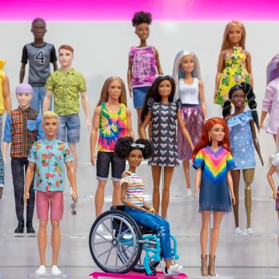 Barbi slavi različitost: Nove lutke sa vitiligom, bez kose i u invalidskim kolicima