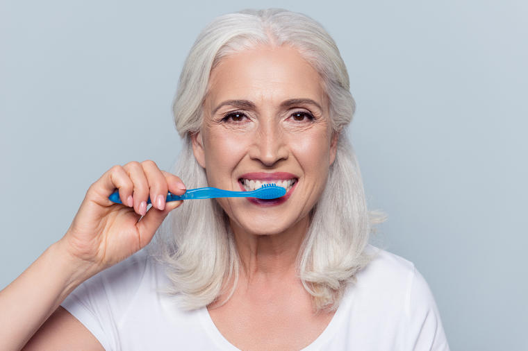 Naučnici tvrde: Ako u ovom položaju perete zube, imaćete zdrave kosti u starosti!