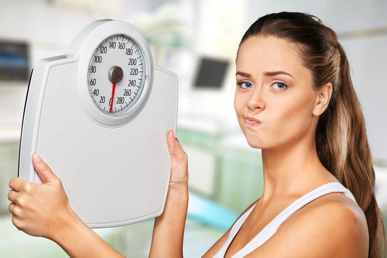 3 greške koje svi ponavljate kada stajete na vagu: Zbog toga vam dodaje ili smanjuje kilograme!
