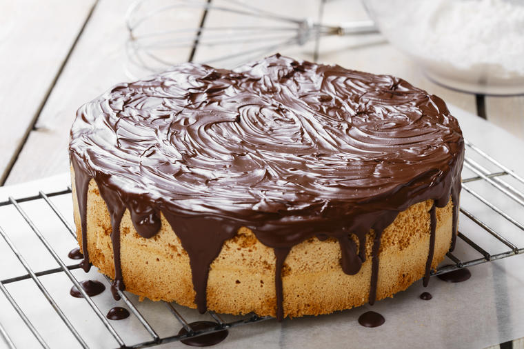 Žuti patišpanj kolač sa prelivom od čokolade: Slatkiš za svaki dan (RECEPT)