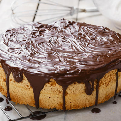 Žuti patišpanj kolač sa prelivom od čokolade: Slatkiš za svaki dan (RECEPT)