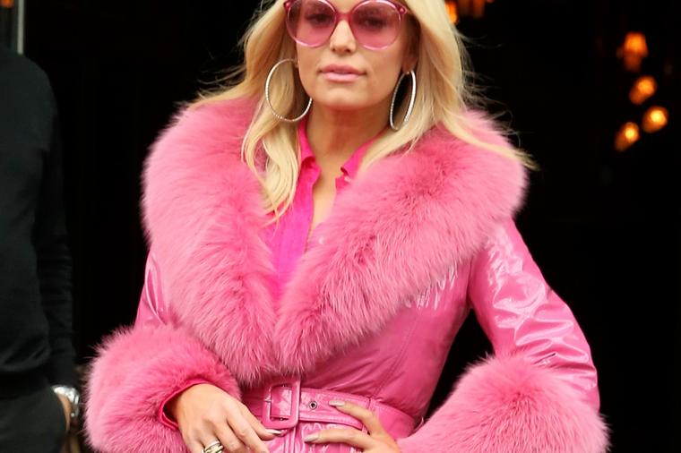 Kombinacija od koje boli glava! Džesika Simpson u pink boji od glave do pete! (FOTO)
