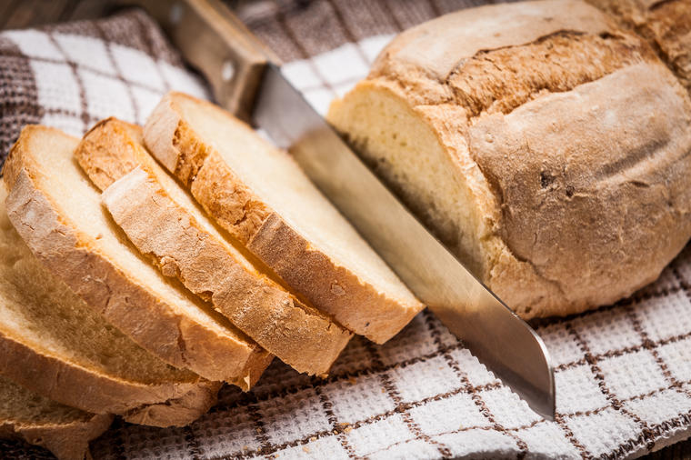 Trik za kojim su odlepile domaćice: Hleb će vam biti svež danima, tajna je u ovom povrću!