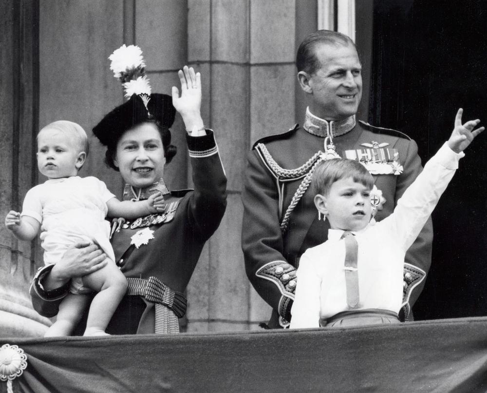 Kraljica Elizabeta i princ Filip sa decom 