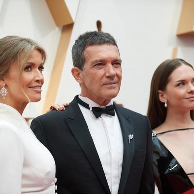 Antonio Banderas (59) na crvenom tepihu s dve prelepe dame: Ko mu je devojka, a ko ćerka?! (FOTO)