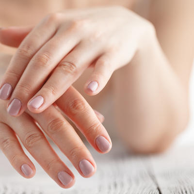 PLAVI PRSTI, OTOCI, SLAB STISAK RUKE: Šta vaši dlanovi otkrivaju o vašem zdravlju?