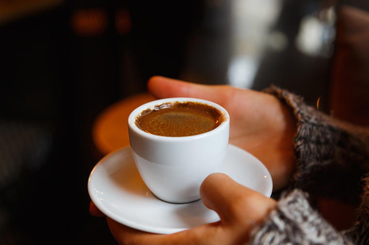Uklonite gorčinu, prestanite da koristite mleko i šećer: Stavite ovaj začin u kafu i uživajte!