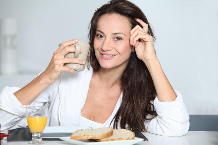 Svaka žena u 40-im treba da dodaje ovaj začin u doručak: Ubrazava metabolizam i skida kilograme bez gladovanja!