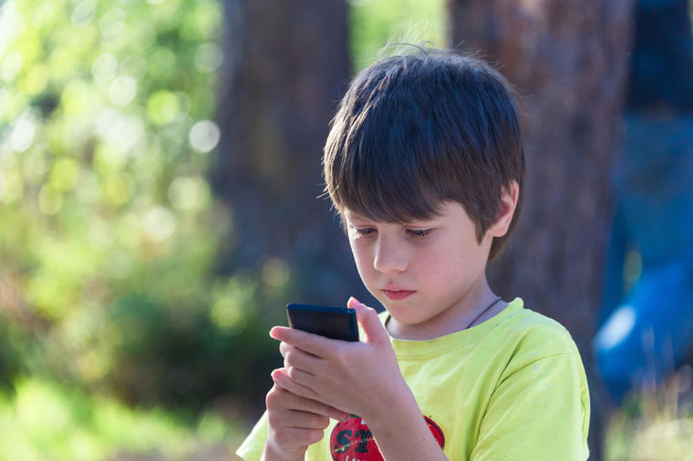 Sve više dece sa deformitetima kičme, slabim vidom i govorom: Direktna posledica upotrebe mobilnih telefona i računara
