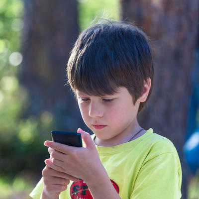 Sve više dece sa deformitetima kičme, slabim vidom i govorom: Direktna posledica upotrebe mobilnih telefona i računara