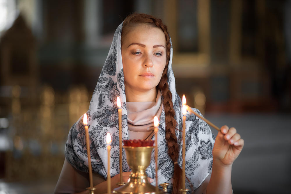 žena se moli, molitva, Paljenje Sveća