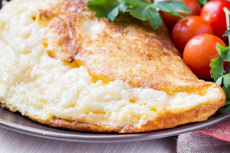 Beli brzinski omlet sa dve vrste sira: Savršen doručak koji se topi u ustima! (RECEPT)