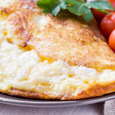 Beli brzinski omlet sa dve vrste sira: Savršen doručak koji se topi u ustima! (RECEPT)