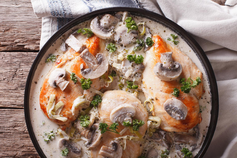 Piletina u sosu od pečuraka: Sočni obrok koji ćete odmah smazati! (RECEPT)