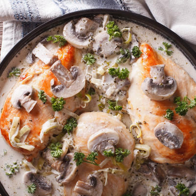 Piletina u sosu od pečuraka: Sočni obrok koji ćete odmah smazati! (RECEPT)