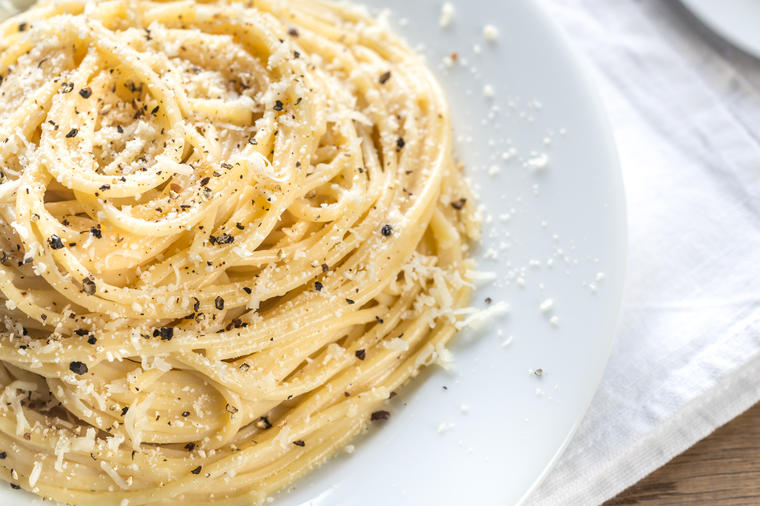 Špagete sa pečenim belim lukom i parmezanom: Slasni užitak koji budi sva vaša čula! (RECEPT)