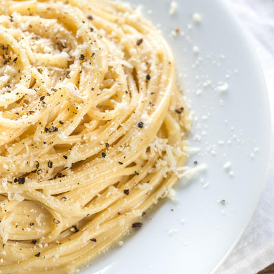 Špagete sa pečenim belim lukom i parmezanom: Slasni užitak koji budi sva vaša čula! (RECEPT)