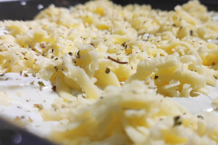 Zapečeni rendani krompir sa bogatim nadevom: Punomasni obrok koji će vas zasititi za ceo dan! (RECEPT)