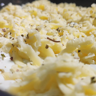 Zapečeni rendani krompir sa bogatim nadevom: Punomasni obrok koji će vas zasititi za ceo dan! (RECEPT)