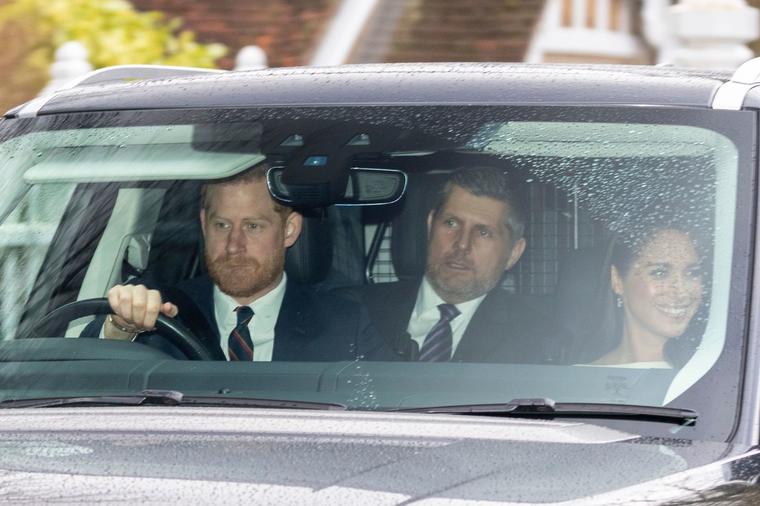Zašto ovaj čovek izgleda tako nesrećno: Hari vozi Megan da se sastane prvi put sa kraljicom nakon Megzita! (FOTO)