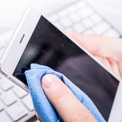 Korona virus može da preživi na mobilnom i tabletu do 9 dana: Evo kako da ga pravilno očistite!