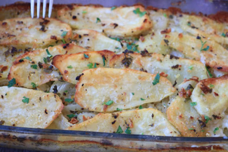 Krompir preliven sosom od pečuraka: Malo drugačije posno jelo za uživanje! (RECEPT)