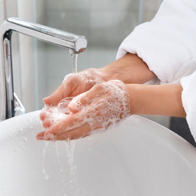 Prečesto pranje i dezinfekcija ruku: Zašto je opasno kada vam se koža isuši i popuca!
