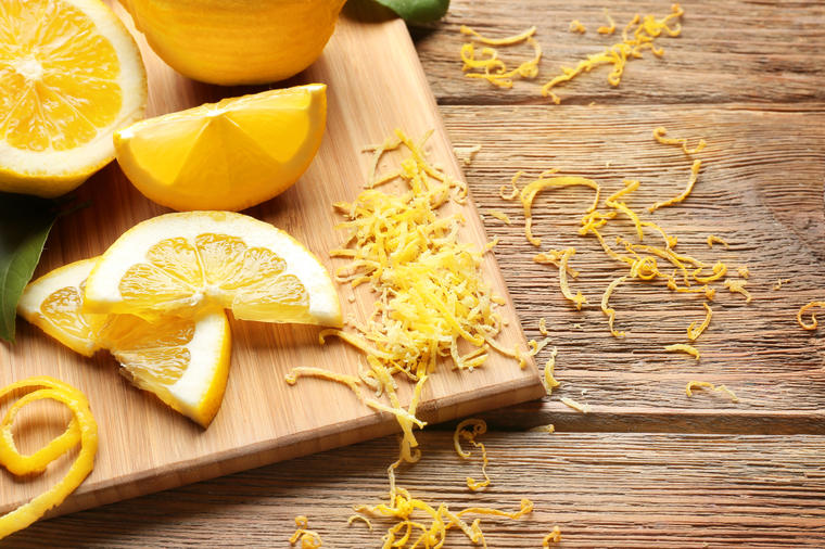 Svi bacate limunovu koricu, a ne bi trebalo: Ako je iskoristite u ovim jelima, dobićete najbolji ukus!