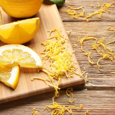 Svi bacate limunovu koricu, a ne bi trebalo: Ako je iskoristite u ovim jelima, dobićete najbolji ukus!