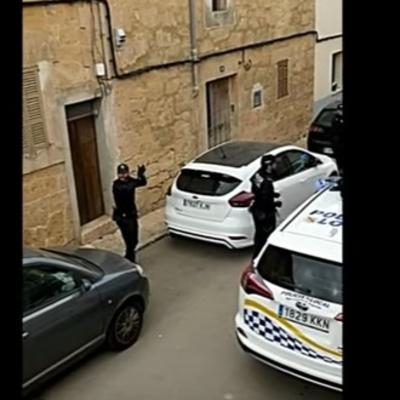 Španija je u krantinu: Pogledajte šta rade njihovi policajci za to vreme! (VIDEO)